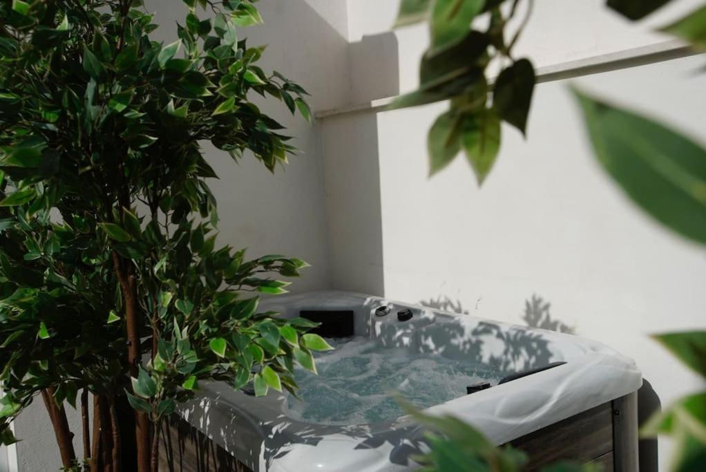 Mini Hotel In The Heart Of Sevilla For Exclusive Usage Exterior foto